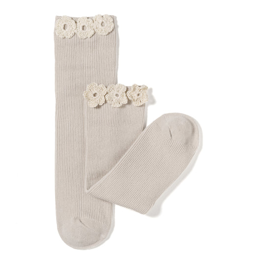 Meia Elegance Kids Bege com aplicação de flores em crochet