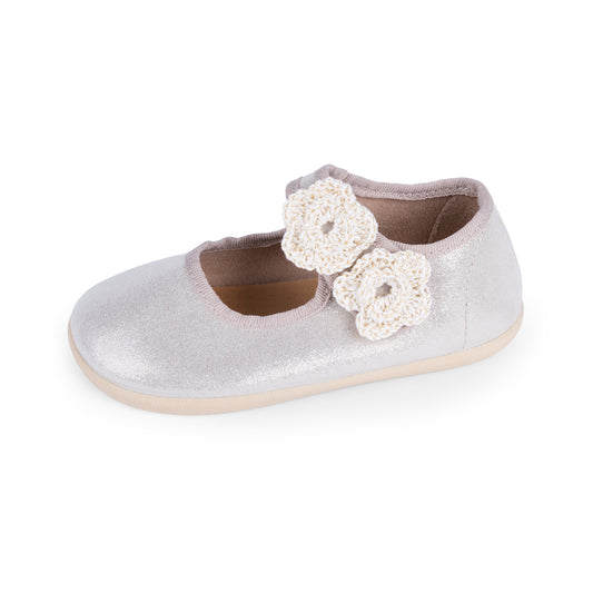 Flor em crochet com aplique para decoração de sapatos